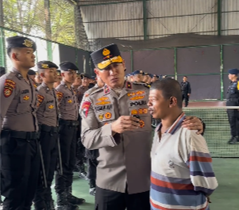 Brigjen Polisi Muhammad Sabilul Alif mengunggah pertemuannya dengan warga sipil bernama Kang Asep. Di mana Ia kaget lantaran Kang Asep selalu tahu kegiatan kepolisian. <br>