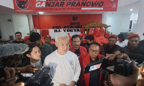 Ganjar Pranowo Hadir Dies Natalis ke-74 UGM, Pakai Baju Adat Jawa