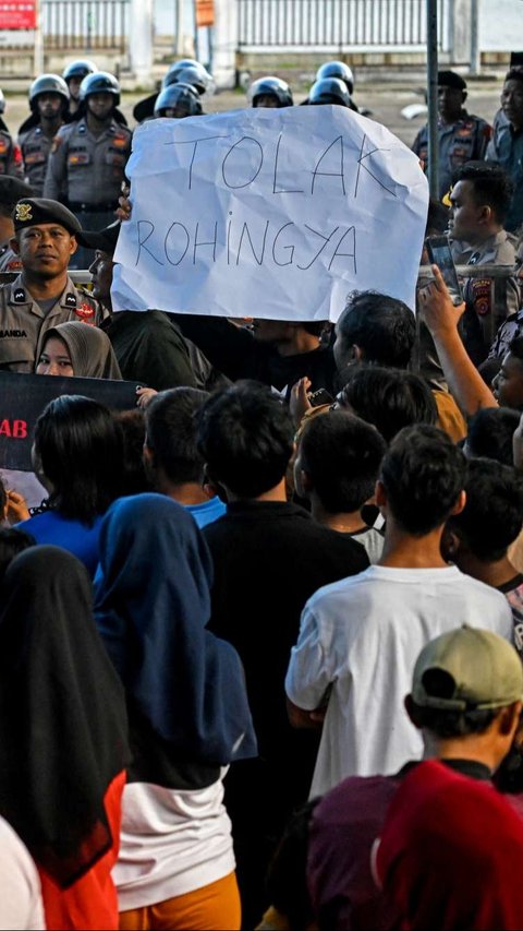 Dalam aksinya, mereka mendesak UNHCR dan IOM untuk segera memindahkan pengungsi Rohingya dari Aceh.