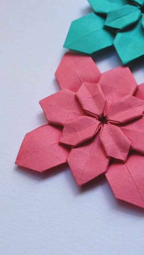 Origami adalah seni lipat kertas khas Jepang yang tidak hanya menyediakan cara kreatif untuk menghabiskan waktu, tetapi juga memungkinkan kita untuk menciptakan keindahan dari bahan yang sederhana. Salah satu karya yang sangat populer dan penuh pesona dalam dunia origami adalah bunga dari kertas.