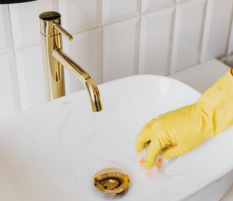 Jaga Kamar Mandi Bersih dan Bebas Bau Tak Sedap dengan 5 Cara