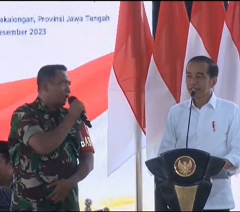 Jokowi Ngakak Saat Babinsa Langkah Tegap di Atas Panggung Timbulkan Suara Gedobrak 'Harus Pakai PBB'