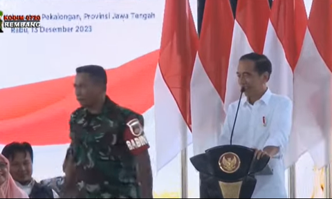 Jokowi Ngakak Saat Babinsa Langkah Tegap di Atas Panggung Timbulkan Suara Gedobrak 'Harus Pakai PBB'