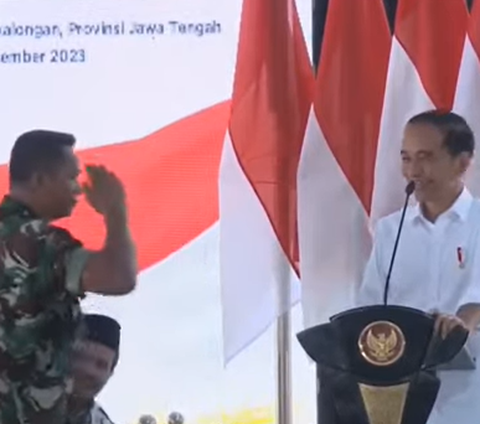 Jokowi Ngakak Saat Babinsa Langkah Tegap di Atas Panggung Timbulkan Suara Gedobrak 'Harus Pakai PBB'