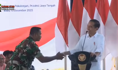 Jokowi Ngakak Saat Babinsa Langkah Tegap di Atas Panggung Timbulkan Suara Gedobrak 'Harus Pakai PBB'