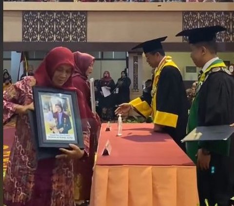 Viral Momen Orang Tua Gantikan Wisuda Anaknya yang Jadi Korban Erupsi Gunung Marapi, Penuh Haru