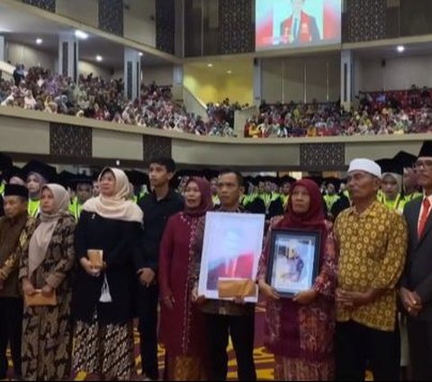 Viral Momen Orang Tua Gantikan Wisuda Anaknya yang Jadi Korban Erupsi Gunung Marapi, Penuh Haru