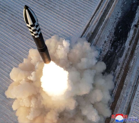 Korea Utara mengumumkan pada Selasa (19/12/2023) bahwa negara tersebut telah menguji coba rudal nuklir antarbenua (ICBM) Hwasong-18. Peluncuran rudal balistik itu dilakukan untuk mengukur kesiapannya dalam menghadapi ancaman perang nuklir melawan Amerika Serikat (AS).