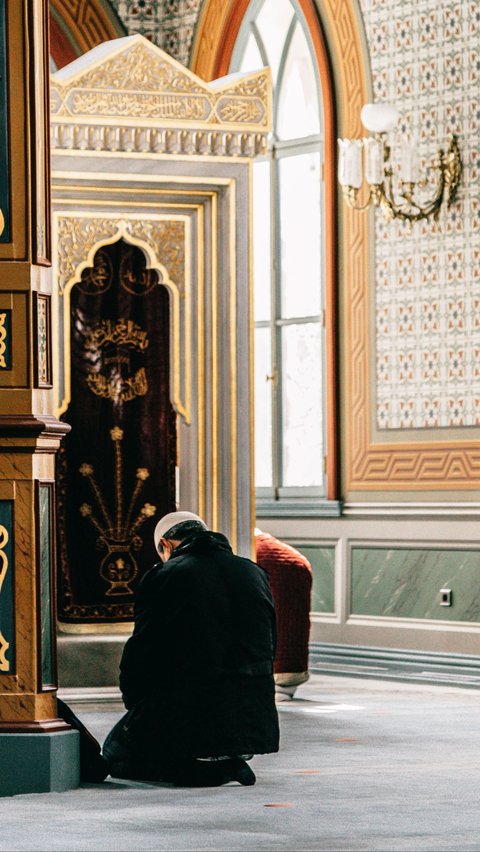 Doa Duduk di Antara Dua Sujud Arab Latin dan Artinya, Patut Dihafal<br>