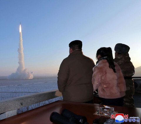 FOTO: Ngerinya Rudal Nuklir Terkuat Korea Utara Hwasong-18, Serangannya Bisa Sampai AS