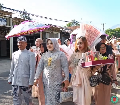 Mahar 50 Gram Emas, Bak Seorang Raja Pengantin Laki-laki Naik Kuda Saat Datang Ke rumah Mempelai Wanita