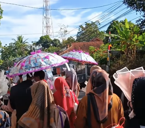 Mahar 50 Gram Emas, Bak Seorang Raja Pengantin Laki-laki Naik Kuda Saat Datang Ke rumah Mempelai Wanita