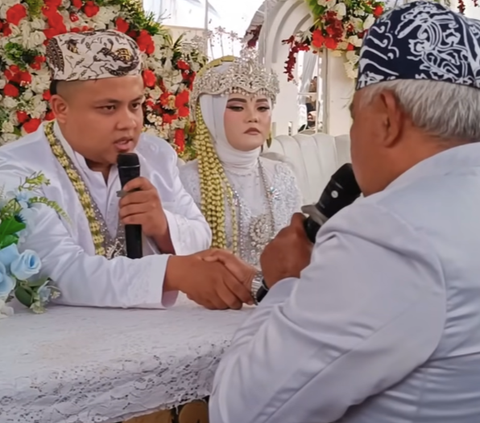 Mahar 50 Gram Emas, Bak Seorang Raja Pengantin Laki-laki Naik Kuda Saat Datang Ke rumah Mempelai Wanita