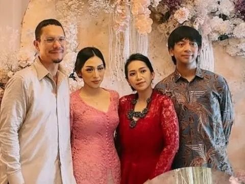 Potret Angga Vokalis MALIQ & D'Essentials Resmi Melamar Dewi Andarini