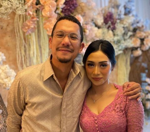 Portrait of Angga, the Vocalist of MALIQ & D'Essentials Officially Proposing to Dewi Andarini