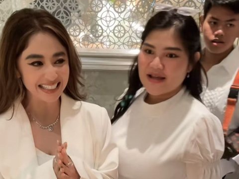 Dewi Perssik Boyong Keluarga Dinner Ultah ke-38 di Restoran Mewah, Rully Sang Pilot Turut Hadir?