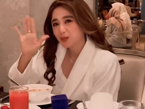 Dewi Perssik Boyong Keluarga Dinner Ultah ke-38 di Restoran Mewah, Rully Sang Pilot Turut Hadir?