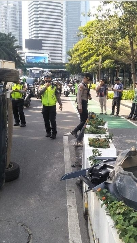 Ternyata Ini Penyebab Avanza Terbalik Bikin Macet Jalan Sudirman Pagi Tadi