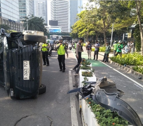 Ternyata Ini Penyebab Avanza Terbalik Bikin Macet Jalan Sudirman Pagi Tadi