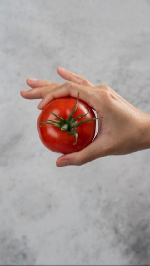 1. Eksfoliasi Alami: Mengangkat Sel Kulit Mati dengan Tomat