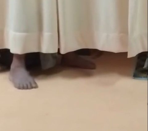 Viral Scary Appearance of Pale Legs Behind the Hospital Curtain at Midnight, Chilling