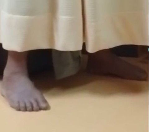 Viral Scary Appearance of Pale Legs Behind the Hospital Curtain at Midnight, Chilling