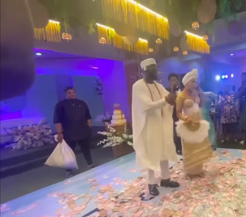 Sundanese Woman Married to Nigerian Man Shares Video of Attending a Wedding in Africa, Bride Given a Bag of Money