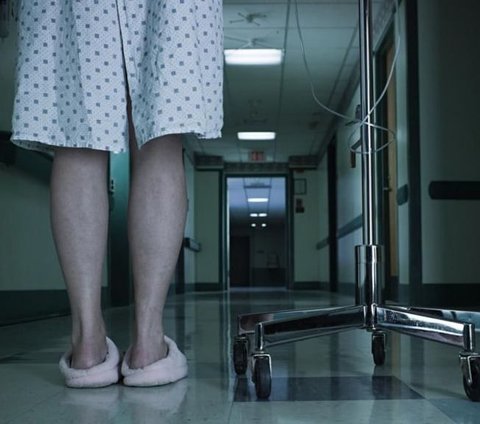 Viral Scary Appearance of Pale Legs Behind the Hospital Curtain at Midnight, Chilling