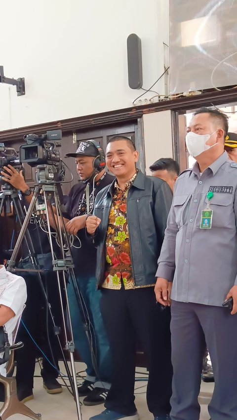 Senyum Eks Penyidik KPK saat Hadiri Sidang Putusan Gugatan Firli Bahuri