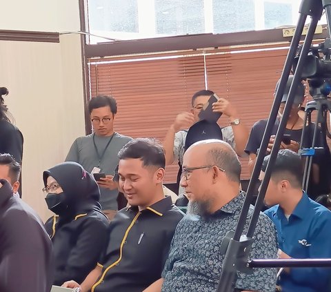 Senyum Eks Penyidik KPK saat Hadiri Sidang Putusan Gugatan Firli Bahuri