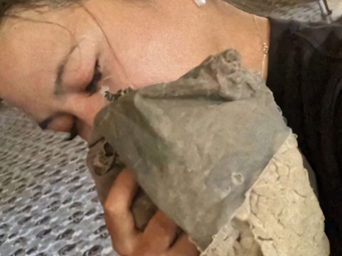Surprised! This Woman Loves to Kiss Her Old and Tattered Pillow that She Has Been Sleeping with Since 1998, the Appearance Gives Chills and Nausea