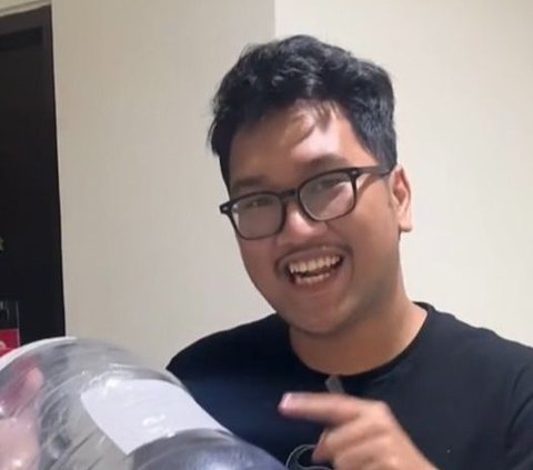 Astonishing, This Man Bought a Gallon of Fart Gas from an Online Shop, the Unboxing Went Viral with 22 Million Views