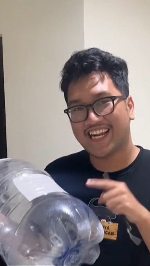 Make Wonder, This Man Buys a Gallon Full of Farts on an Online Shop, His Unboxing Goes Viral with 22 Million Views