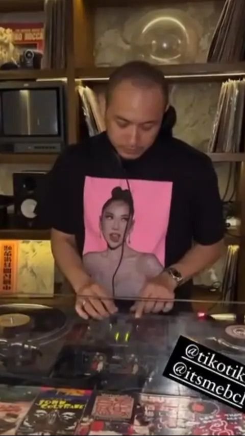 Tiko terlihat menggunakan kaos yang menampilkan gambar BCL saat ia latihan menjadi DJ.