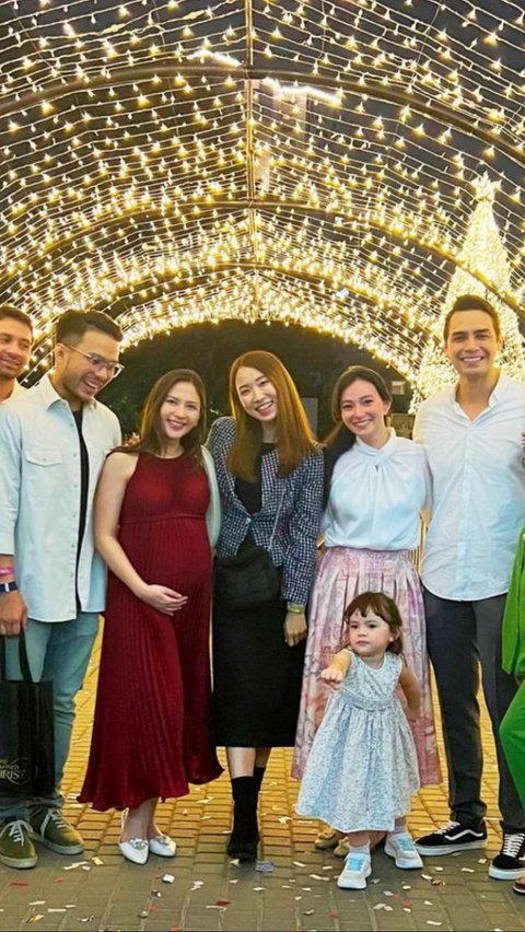 Potret Kedekatan Keluarga Jessica Mila dengan Asmirandah Rayakan Natal Bersama