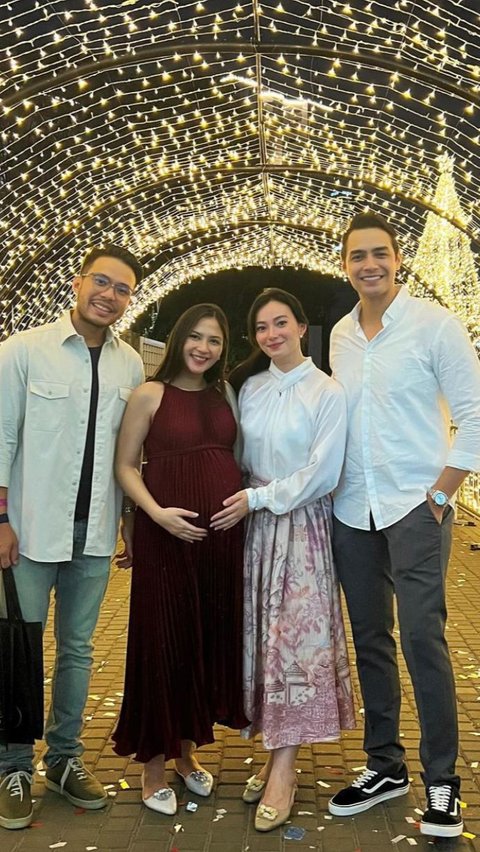 Lewat Instagramnya, Asmirandah menggambarkan Jessica sebagai sosok yang energik, dengan bayi dalam kandungannya juga aktif.