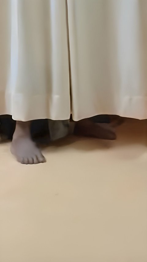 Viral Eerie Appearance of Pale Legs Behind the Hospital Curtain at Midnight, Giving Chills