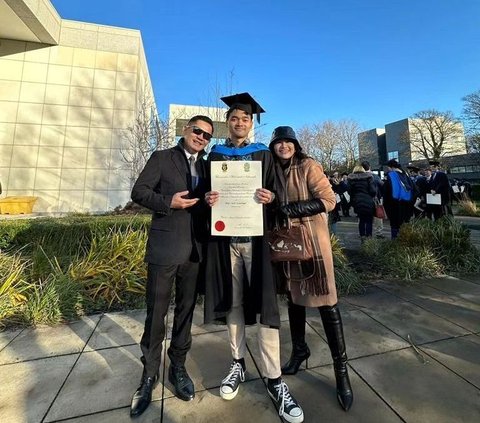 Intip Momen Wisuda Beryl, Anak Nini Carlina yang Baru Lulus S-2 di Irlandia