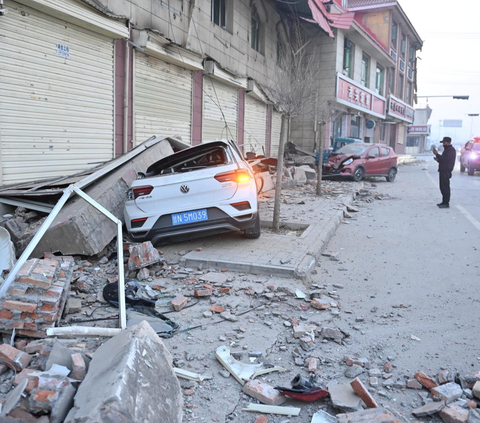 Gempa bumi berkekuatan 6,2 skala Richter melanda salah satu wilayah termiskin di China pada Senin (18/12/2023) malam. Gempa tersebut telah menewaskan sedikitnya 127 orang, melukai ratusan orang, dan merobohkan rumah-rumah di desa-desa terpencil.<br>