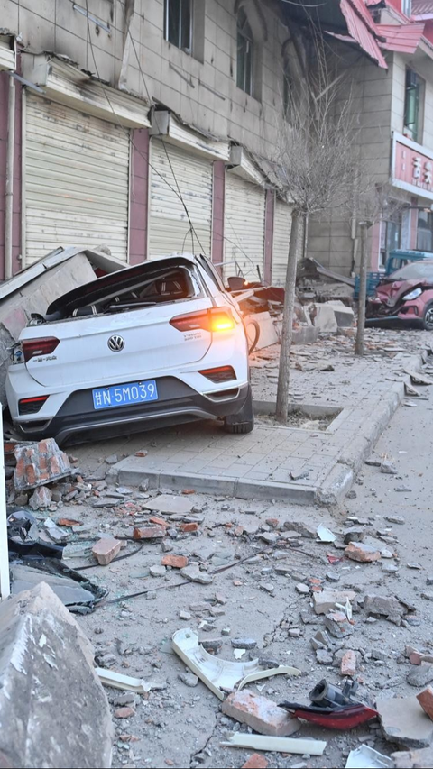 FOTO: Penampakan Kerusakan Parah Usai Guncangan Gempa 6,2 SR di China: Ratusan Ribu Rumah Hancur, 127 Orang Tewas dan Puluhan Masih Hilang