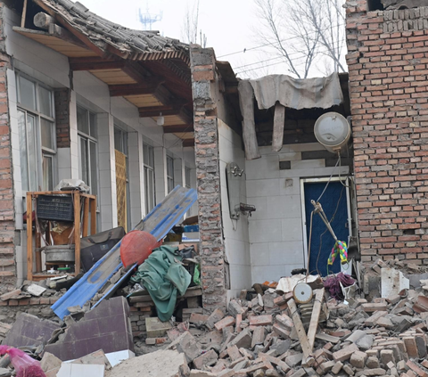 FOTO: Penampakan Kerusakan Parah Usai Guncangan Gempa 6,2 SR di China: Ratusan Ribu Rumah Hancur, 127 Orang Tewas dan Puluhan Masih Hilang