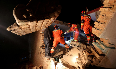 FOTO: Penampakan Kerusakan Parah Usai Guncangan Gempa 6,2 SR di China: Ratusan Ribu Rumah Hancur, 127 Orang Tewas dan Puluhan Masih Hilang