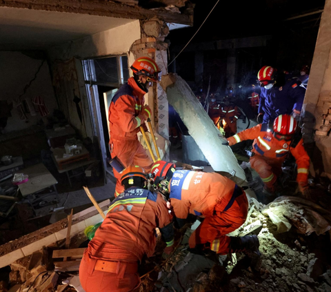 FOTO: Penampakan Kerusakan Parah Usai Guncangan Gempa 6,2 SR di China: Ratusan Ribu Rumah Hancur, 127 Orang Tewas dan Puluhan Masih Hilang