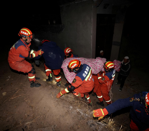 FOTO: Penampakan Kerusakan Parah Usai Guncangan Gempa 6,2 SR di China: Ratusan Ribu Rumah Hancur, 127 Orang Tewas dan Puluhan Masih Hilang