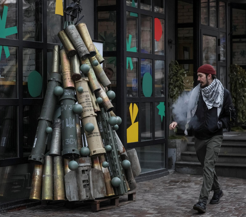 FOTO: Unik! Ada Pohon Natal Terbuat dari Amunisi Artileri dan Roket di Ukraina