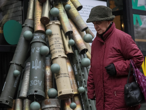 FOTO: Unik! Ada Pohon Natal Terbuat dari Amunisi Artileri dan Roket di Ukraina