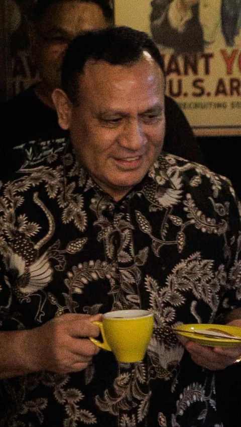 FOTO: Wajah Santai Firli Bahuri Sambil Ngopi dan Tersenyum Menanggapi Putusan Praperadilan yang Tak Dikabulkan Majelis Hakim