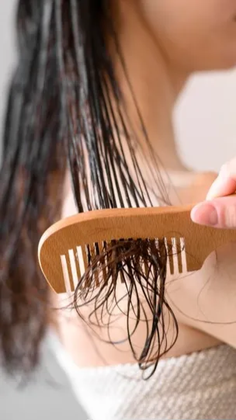 Tips: Sisir rambut setelah kering untuk menghindari kerusakan. Gunakan sisir bergigi jarang untuk rambut yang keriting.
