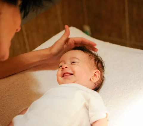 Benarkah Cukur Rambut Bayi Bisa Bikin Tebal? Ini Cara Mencukur yang Benar dan Aman
