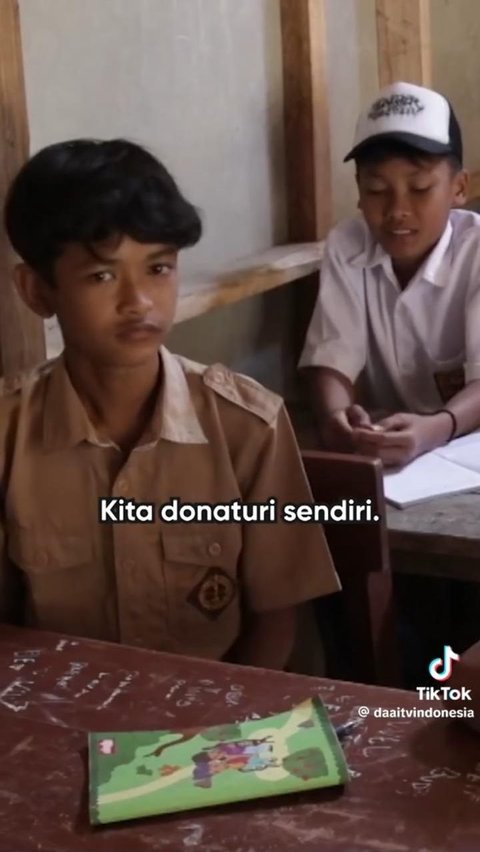 Kisah Pak Ahmad, Mantan Guru Honorer yang Bangun Sekolah Gratis dari Hasil Jual Sapu Ijuk